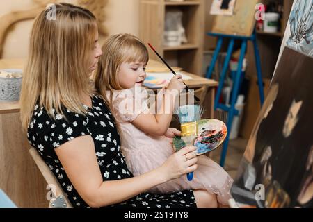 Mutter und Tochter nehmen in einem kreativen Atelier Unterricht in Malkunst Stockfoto