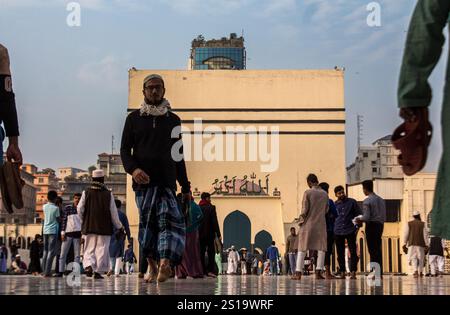 Baitul Mukarram Moschee, die nationale Moschee von Bangladesch, ein atemberaubendes architektonisches Wunder im Herzen von Dhaka. Stockfoto
