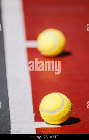 Zwei Bälle in einem Tennisplatz-Racket-Sport-Hintergrundkonzept Stockfoto