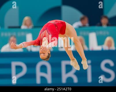 NAOMI VISSER (NED) aus den Niederlanden tritt beim Kunstturnen-Allround-Finale der Frauen in der Bercy Arena während der Olympischen Sommerspiele 2024 in Paris an. Stockfoto