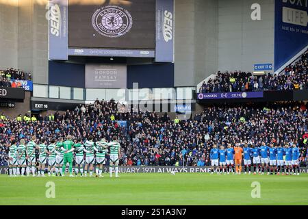 Die Spieler beider Mannschaften halten sich für eine Minute Stille im Gedenken an die Ibrox-Katastrophe vor dem William Hill Premiership-Spiel im Ibrox Stadium, Glasgow. Bilddatum: Donnerstag, 2. Januar 2025. Stockfoto