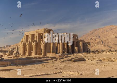 Fantastischer Blick auf die Ruinen des riesigen Ramesseum-Tempels in Luxor, Ägypten. Stockfoto