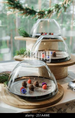 Dekorierter weihnachtstisch mit Nachtisch im Zimmer. Restaurant mit weihnachtlicher Dekoration. Stockfoto