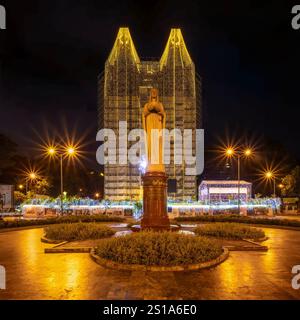 22. Dezember 2024: Die Kathedrale Notre Dame in Ho-Chi-Minh-Stadt leuchtet hell auf, um Weihnachten vorzubereiten Stockfoto