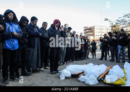 Khan Yunis, Palästinensische Gebiete. Januar 2025. Verwandte von Palästinensern, die nach dem israelischen Angriff auf ein provisorisches Vertreibungslager in Mawasi Khan Yunis ihr Leben verloren haben, trauern, als die Leichen zur Beerdigung in das Nasser-Krankenhaus gebracht werden. Abed Rahim Khatib/dpa/Alamy Live News Stockfoto