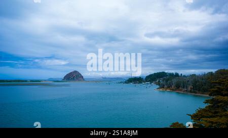Morro Rock bei Sonnenaufgang, Küste in Morro Bay, Kalifornien, USA Stockfoto