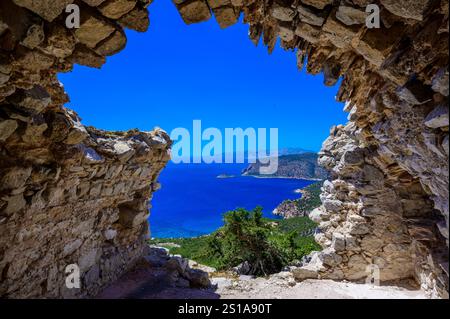 Schloss Monolithos in paradiesischer Landschaft - Reiseziel auf der wunderschönen Insel Rhodos, Griechenland Stockfoto