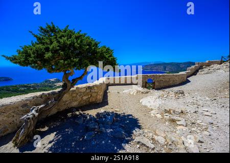 Schloss Monolithos in paradiesischer Landschaft - Reiseziel auf der wunderschönen Insel Rhodos, Griechenland Stockfoto