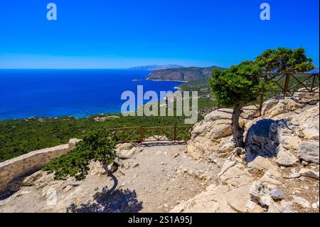 Schloss Monolithos in paradiesischer Landschaft - Reiseziel auf der wunderschönen Insel Rhodos, Griechenland Stockfoto