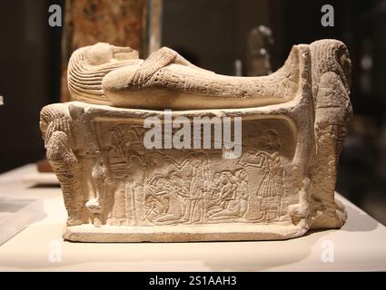 Mama auf einem Bier mit Shabtis. Auf der einen Seite ist eine Beerdigung dargestellt, auf der anderen das Ritual der Öffnung des Mundes. Kalkstein. Neues Königreich. 1336-1279 V. CHR. Stockfoto