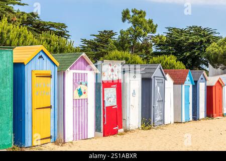 Frankreich, Charente-Maritime, Île d'Oléron, Saint-Denis d'Oléron, farbenfrohe und dekorierte Strandhütten vom Strand Boirie Stockfoto