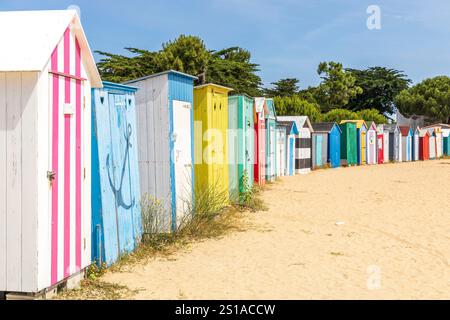 Frankreich, Charente-Maritime, Île d'Oléron, Saint-Denis d'Oléron, farbenfrohe und dekorierte Strandhütten vom Strand Boirie Stockfoto