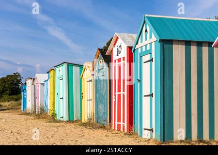 Frankreich, Charente-Maritime, Île d'Oléron, Saint-Denis d'Oléron, farbenfrohe und dekorierte Strandhütten vom Strand Boirie Stockfoto