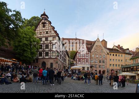 /Deutschland, Bayern, Franken, Nürnberg, Altstadt, Platz am Tiergärtnertor, Pilaterhaus aus dem 15. Jahrhundert (Fachwerkhaus) und Kaiserburg im Hintergrund Stockfoto