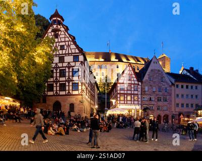 /Deutschland, Bayern, Franken, Nürnberg, Altstadt, Platz am Tiergärtnertor, Pilaterhaus aus dem 15. Jahrhundert (Fachwerkhaus) und Kaiserburg im Hintergrund Stockfoto