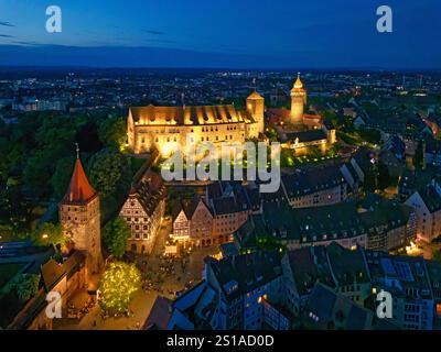 Deutschland, Bayern, Franken, Nürnberg, Altstadt, Stadttor Tiergärtnertor und Pilaterhaus oder Pilatushaus aus aus dem 15. Jahrhundert (Fachwerkhaus) mit Kaiserburg, Kaiserburg und Sinwellturm Stockfoto
