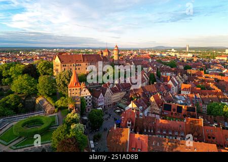 Deutschland, Bayern, Franken, Nürnberg, Altstadt, Stadttor Tiergärtnertor und Pilaterhaus aus dem 15. Jahrhundert (Fachwerkhaus) mit Kaiserburg, Kaiserburg und Sinwellturm im Hintergrund Stockfoto