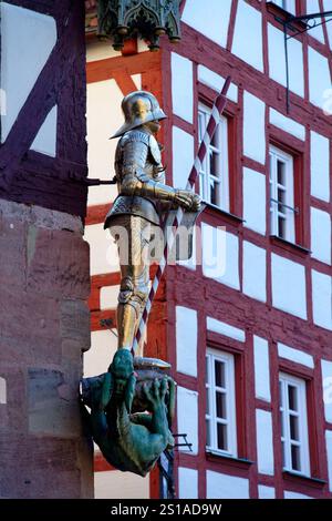 Deutschland, Bayern, Franken, Nürnberg, Altstadt, Tiergärtner Platz, Pilaterhaus oder Pilatushaus aus aus dem 15. Jahrhundert, Statue des Heiligen Georg Stockfoto