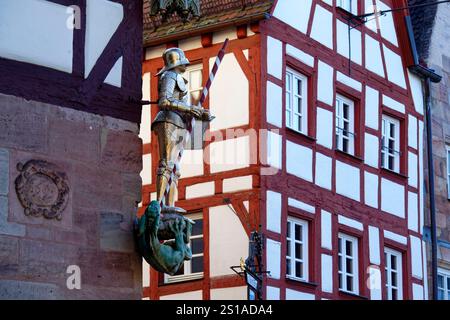 Deutschland, Bayern, Franken, Nürnberg, Altstadt, Tiergärtner Platz, Pilaterhaus oder Pilatushaus aus aus dem 15. Jahrhundert, Statue des Heiligen Georg Stockfoto