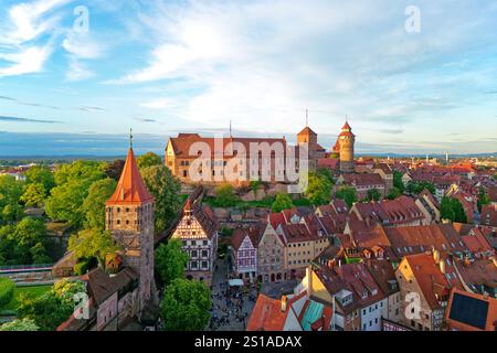 Deutschland, Bayern, Franken, Nürnberg, Altstadt, Stadttor Tiergärtnertor und Pilaterhaus aus dem 15. Jahrhundert (Fachwerkhaus) mit Kaiserburg, Kaiserburg und Sinwellturm im Hintergrund Stockfoto