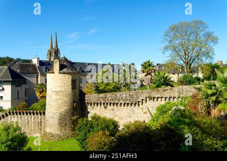 Frankreich, Finistere, Quimper, die Stadtmauer mit nie Turm und die Kathedrale Saint Corentin im Hintergrund Stockfoto