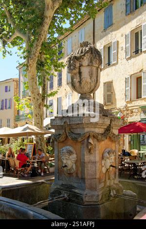 Frankreich, Var, Provence Verte (Grüne Provence), Cotignac, Cours Gambetta, der Four Seasons-Brunnen von 1810 Stockfoto