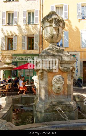 Frankreich, Var, Provence Verte (Grüne Provence), Cotignac, Cours Gambetta, der Four Seasons-Brunnen von 1810 Stockfoto