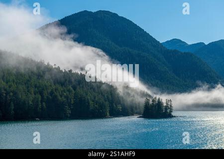 Morgennebel entlang der Inside Passage Bootstour zwischen Prince Rupert und Port Hardy, British Columbia, Kanada. Stockfoto