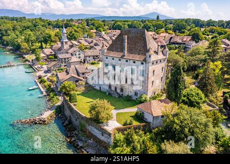 Frankreich, Haute Savoie (74), Chablais, Genfersee, das Dorf Yvoire und das Schloss Amédé V de Savoie (aus der Vogelperspektive) Stockfoto