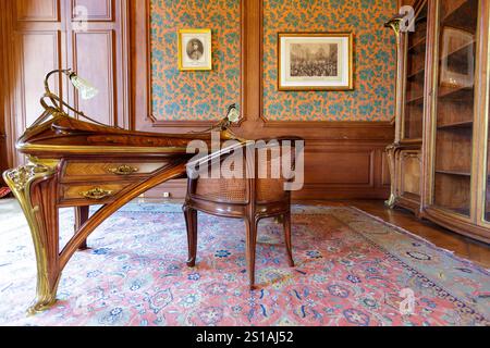 Frankreich, Meurthe et Moselle, Nancy, das Palais de l'Intendance, heute Palais du Gouvernement (Regierungspalast) genannt, in Bezug auf die französische Regierung, die während der Herrschaft von Stanislas Leszczynski die Region Lothringen verwaltete. Der Platz des Carriere-Platzes wurde vom Architekten Emmanuel im 18. Jahrhundert im klassischen Stil in dem Gebiet, das von der UNESCO zum Weltkulturerbe erklärt wurde, Marschall Foch von Louis Majorelle im Jahr 1914 erbaut Stockfoto