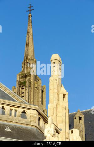 Frankreich, Meurthe et Moselle, Villers-lès-Nancy, Glockenturm und Dach der Kirche Sainte-Thérèse-de-l'Enfant-Jésus, deren Bau 1930 von dem Architekten Jules Criqui begonnen und 1970 vom Architekten Maurice Baier abgeschlossen wurde, der Teil der Tradition des Eklektizismus ist, der Art déco, römische und gotische Stile verbindet Stockfoto