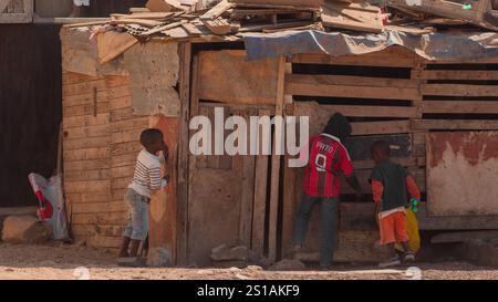 Dakar, Senegal, 11.2,2018: Kinder spielen neben Ställen und Hütten auf der ehemaligen Sklaveninsel Goree, nahe dakar Stockfoto