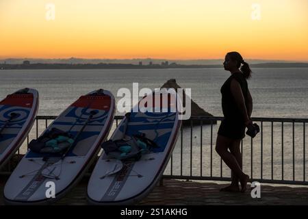 Portugal, Algarve, Lagos, Sonnenaufgang am Strand Praia Dona Ana Stockfoto