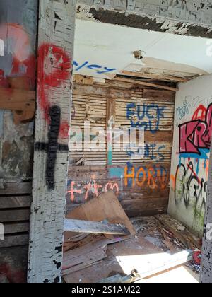 Graffiti im Wohnzimmer in dem verlassenen baufälligen Haus an der Red Head Road in Saint John, New Brunswick, Kanada Stockfoto