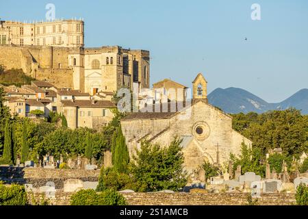 Frankreich, Drôme, Grignan, mit Les Plus Beaux Villages de France, Lavendelfeld vor der romanischen Kapelle Saint-Vincent aus dem 12. Jahrhundert, Dorf und Burg Grignan die Burg Grignan, sechs Jahrhunderte lang Residenz der Linie Adhémar Stockfoto