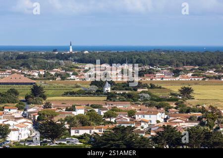 Frankreich, Charentes-Maritimes, Île de Ré, Saint-Clément-des-Baleines, Blick nach Südosten auf die Insel Ré, den Gillieux, den Chabot und den Turm der Kirche Ars-en-Ré im Hintergrund, von der Spitze der Phare des Baleines, an der westlichen Spitze der Insel Ré Stockfoto