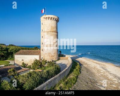 Frankreich, Charentes-Maritimes, Île de Ré, Saint-Clément-des-Baleines, die Westspitze der Insel Ré und der Turm Vauban (aus der Vogelperspektive) Stockfoto