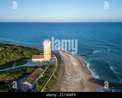 Frankreich, Charentes-Maritimes, Île de Ré, Saint-Clément-des-Baleines, die Westspitze der Insel Ré und der Turm Vauban (aus der Vogelperspektive) Stockfoto