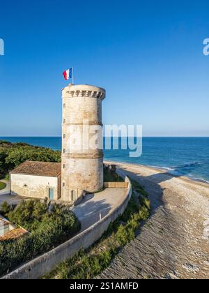Frankreich, Charentes-Maritimes, Île de Ré, Saint-Clément-des-Baleines, die Westspitze der Insel Ré und der Turm Vauban (aus der Vogelperspektive) Stockfoto