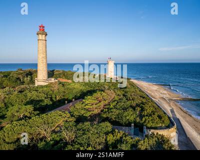 Frankreich, Charentes-Maritimes, Île de Ré, Saint-Clément-des-Baleines, die Westspitze der Insel Ré mit dem Phare des Baleines und dem Turm Vauban (aus der Vogelperspektive) Stockfoto