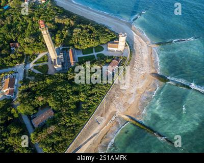 Frankreich, Charentes-Maritimes, Île de Ré, Saint-Clément-des-Baleines, die Westspitze der Insel Ré mit dem Phare des Baleines und dem Turm Vauban (aus der Vogelperspektive) Stockfoto
