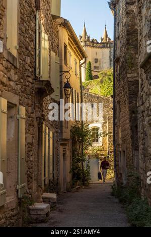 Frankreich, Drôme, Grignan, bezeichnet als Les Plus Beaux Villages de France, enge Gasse des alten Dorfes, mit am unteren Ende der Eingang von Châtelet zur Burg von Grignan Stockfoto