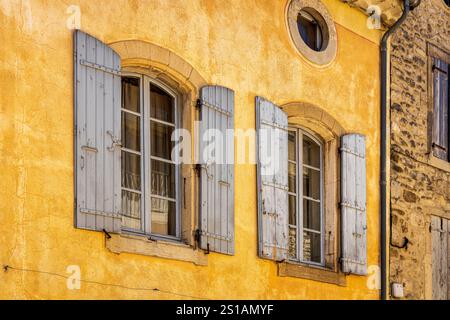 Frankreich, Drôme, Grignan, gekennzeichnet mit Les Plus Beaux Villages de France, Village Houses Window Stockfoto