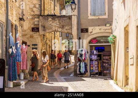 Frankreich, Drôme, Grignan, Les Plus Beaux Villages de France, Geschäfte im Zentrum des mittelalterlichen Dorfes Stockfoto