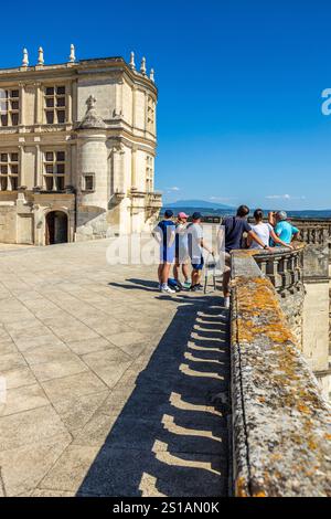Frankreich, Drôme, Grignan, Les Plus Beaux Villages de France, das Schloss Grignan, seit 600 Jahren Residenz der Linie Adhémar, zeugt von der Architektur der Renaissance, Turm des Südflügels von der Terrasse aus gesehen Stockfoto