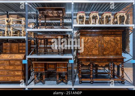 Frankreich, Drôme, Grignan, Les Plus Beaux Villages de France, die Burg von Grignan, seit 600 Jahren Residenz der Linie Adhémar, ein Teil der Sammlungen ist in der Galerie von Adhémar ausgestellt und wartet auf die neue Szenographie im 2. Stock Stockfoto