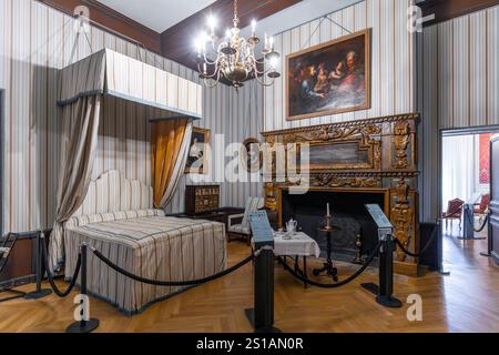 Frankreich, Drôme, Grignan, Les Plus Beaux Villages de France, die Burg von Grignan, Residenz der Linie Adhémar seit 600 Jahren, spiegelt das Zimmer der Madame de Grignan den Geschmack des 17. Jahrhunderts für die Dekoration von Stoffen wider Stockfoto