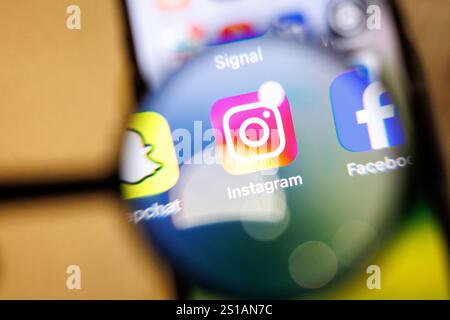 29. Dezember 2024, Niedersachsen, Norden: Das Logo der Instagram-App ist am 29. Dezember 2024 durch eine Lupe auf dem Display eines Smartphones zu sehen. Instagram ist ein soziales Netzwerk, das sich auf Video- und Fotofreigabe konzentriert und von Meta-Plattformen betrieben wird. Foto: Matthias Balk/dpa Stockfoto