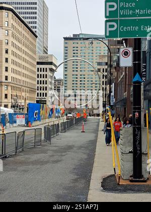 Gigantischer Ring am Esplanade Place Ville Marie im Zentrum von Montreal, Quebec, Kanada Stockfoto