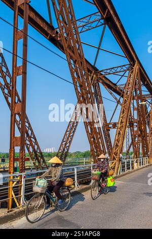 Vietnam, Hanoi, Bezirk Hoan Kiem, alter Bezirk oder Bezirk mit 36 Unternehmen, Long Bien Bridge, früher Paul-Doumer-Brücke, erbaut zur Zeit der französischen Indochina und 1903 eingeweiht Stockfoto